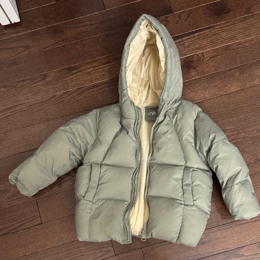 ZARA Kids Reversible Hooded Puffer Jacket in Sage Green and Cream